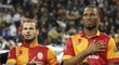 Wesley Sneijder a Didier Drogba před zápasem při znělce Ligy mistrů.