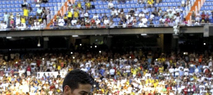 Jamese Rodrígueze přivítalo na stadionu Realu Madrid 35 tisíc fanoušků.