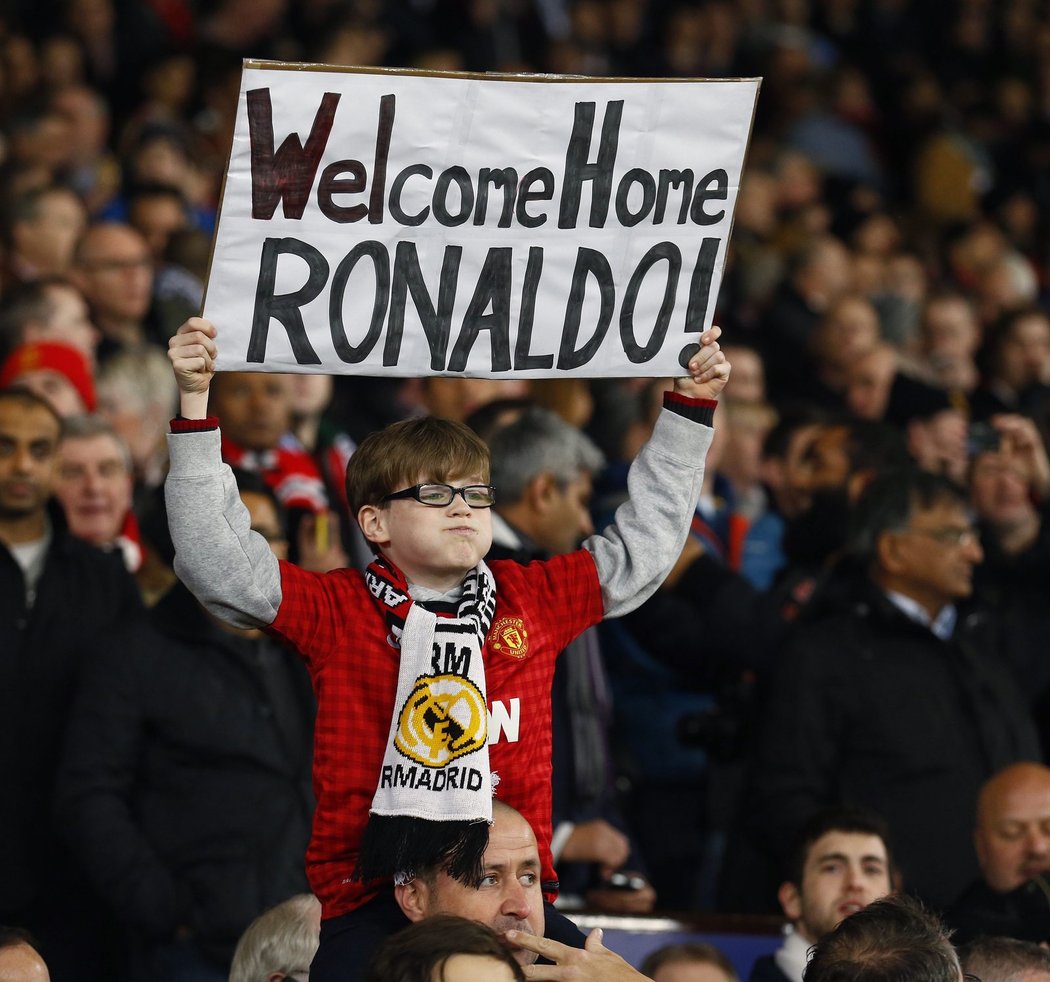 Vítej doma! Fanoušci United vítali Cristiana Ronalda různými transparenty.