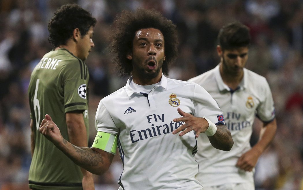 Obránce Realu Madrid Marcelo slaví gól proti Legii, ten byl nicméně nakonec uznán jako vlastní