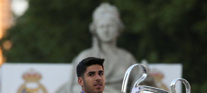 Záložník Realu Madrid Marco Asensio s pohárem pro vítěze Ligy mistrů