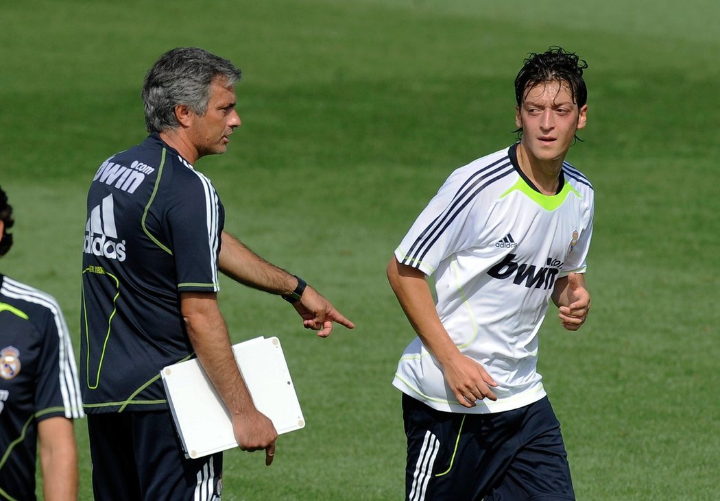 Trenér José Mourinho a záložník Mesut Özil při působení v Realu Madrid, kde měli i drsnou hádku