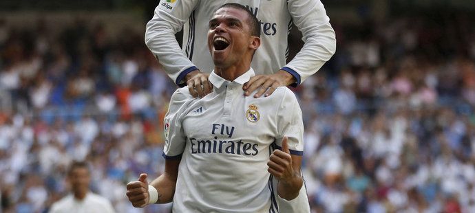 Obránce Realu Madrid Pepe s Álvarem Moratou