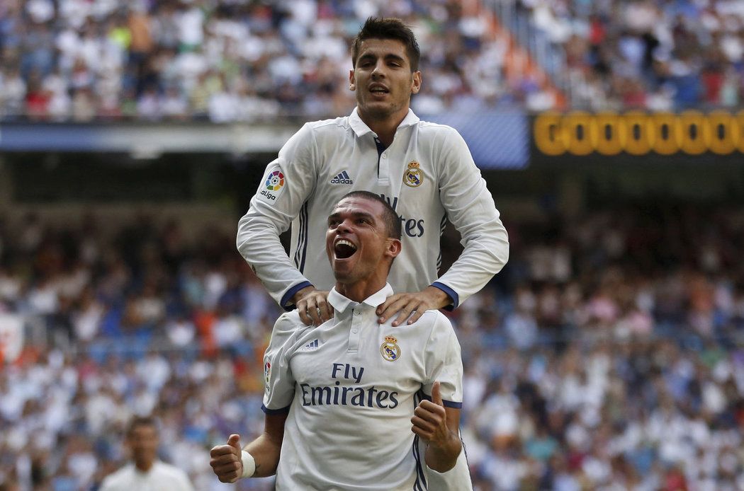 Obránce Realu Madrid Pepe slaví gól proti Osasuně