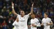 Obránce Realu Madrid Pepe hecuje diváky po gólu Cristiana Ronalda