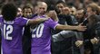 Fotbalisté Realu Madrid slaví gól do sítě Sevilly