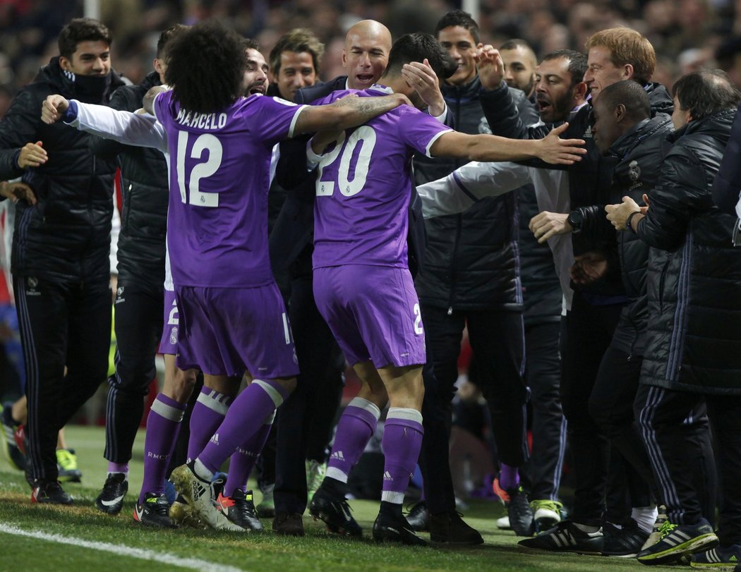 Fotbalisté Realu Madrid slaví gól do sítě Sevilly