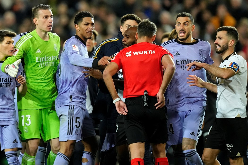 Po neuznaném vítězném gólu Realu se strhla na hřišti mela, autor branky Jude Bellingham dostal za protesty červenou kartu