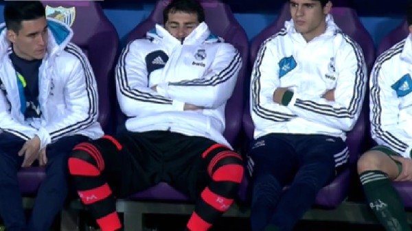 Iker Casillas mezi náhradníky, zápas si očividně užíval.