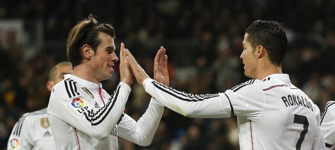 Hvězdy Realu Madrid Gareth Bale a Cristiano Ronaldo slaví gól do sítě Levante
