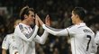 Hvězdy Realu Madrid Gareth Bale a Cristiano Ronaldo slaví gól do sítě Levante