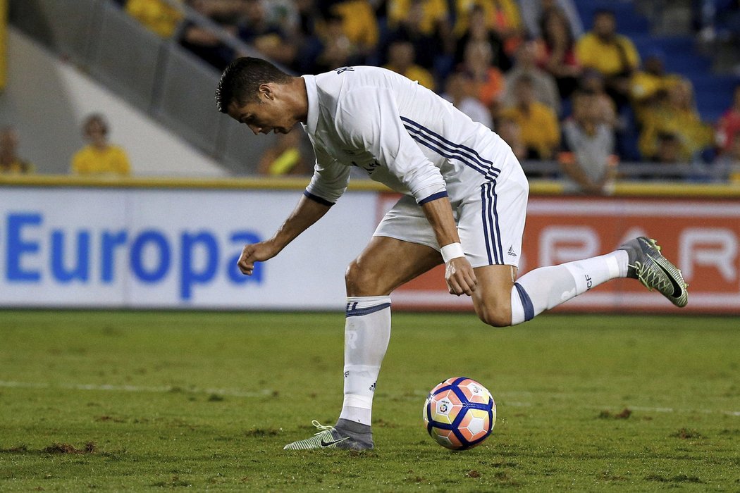 Útočník Realu Madrid Cristiano Ronaldo ve velké šanci zakopl o míč