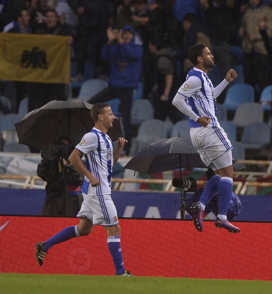 Fotbalisté Realu Sociedad slaví gól do sítě Atlétika Madrid