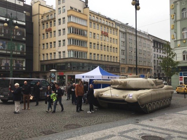 Nafukovací tank Realistům nevyšel, ve volbách propadli.