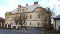Nový a Starý zámek (2 148 m²) s pozemky o výměře 35 090 m² v Golčově Jeníkově se prodává za 13 500 000 Kč. Nový a Starý zámek (2 148 m²) s pozemky o výměře 35 090 m² v Golčově Jeníkově se prodává za 13 500 000 Kč.