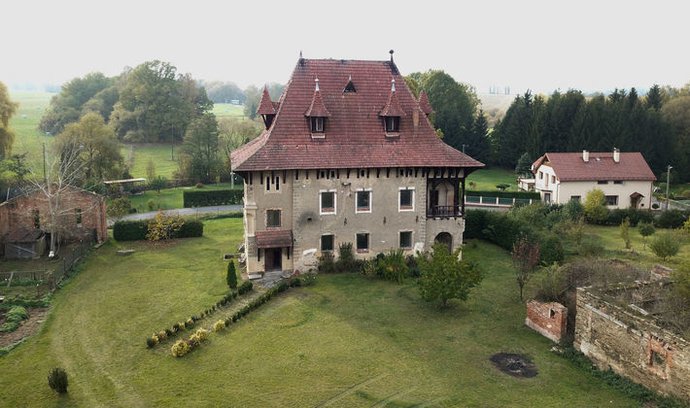 Zámecká tvrz (570 m²) s panstvím (7 989 m²) v obci Okrouhlá se prodává za 10 000 000 Kč.