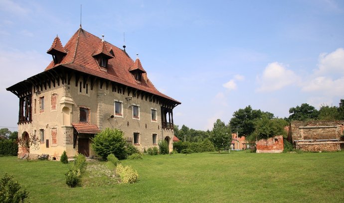 Zámecká tvrz (570 m²) s panstvím (7 989 m²) v obci Okrouhlá se prodává za 10 000 000 Kč.