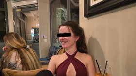 Becca měla z Anglie namířeno do Rakouska na pohřeb.