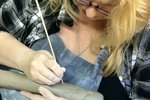 Rebecca Evansová z Llwyncelynu ve Walesu si vyléčila bolesti zad užíváním erotických pomůcek a tak se rozhodla, že bude dělat osvětu a sama je vyrábět z keramiky.
