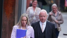 Rebecca na cestě k soudu.