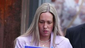 Rebecca jde k soudu.