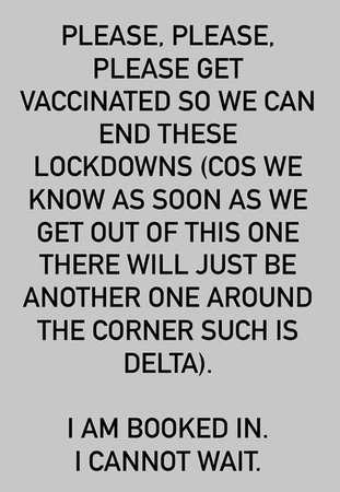 Manželka fobalisty Rebecca Juddová na instagramu ponoukla své sledující k registraci k očkování