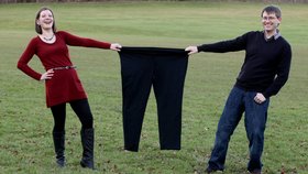 Staré džíny má nyní Rebecca Mills jen pro ukázku. S partnerem Jonathanem Hallem zhubli 70 kilo.