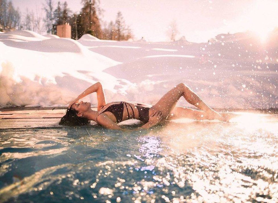 Rebecca Mirová nezná nic lepšího, než v zimě ulehnout k bazénu a nechat tělo laskat slunečními paprsky. Dokonalá rovnováha.