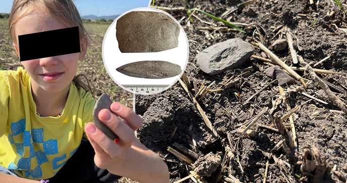Jen osmiletá Rebeka našla na poli tisíce let starou sekyrku. Archeologové žasnou.