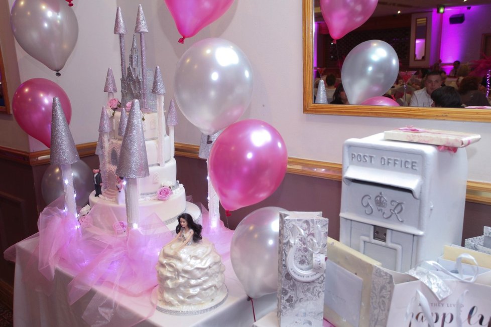 Svatební dort ve tvaru Barbie hradu
