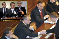 Tluchoř podal ruku Kalouskovi a odešel: Rebelové z ODS končí ve Sněmovně