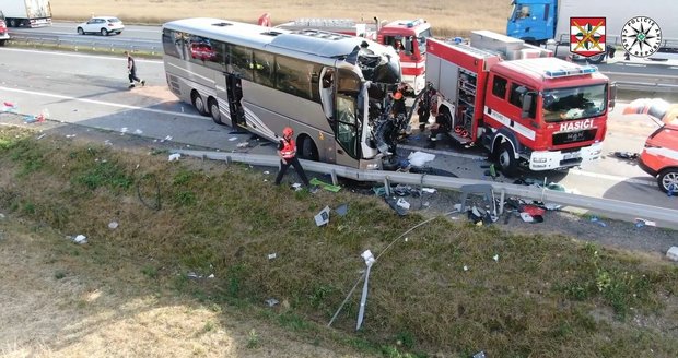 Děsivá nehoda dvou autobusů s cizinci zcela zablokovala dálnici D2 u Brna.