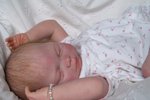 Matylda je krásná zdravá panenka. Ale pokud je sběratel velký fajnšměkr, může si koupit i předčasně narozenou či postiženou verzi miminka.