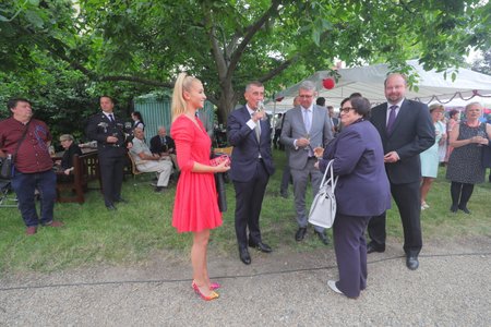 Marie Benešová na recepci na velvyslanectví Francie. Vlevo Vivien Babišová, premiér Andrej Babiš a exposlanec Jeroným Tejc