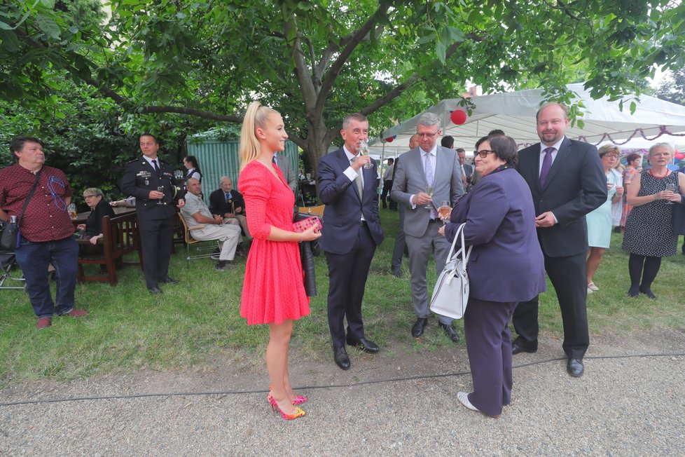 Andreje Babiše doprovodila na recepci na francouzské velvyslanectví dcera Vivien, přišla i ministryně Benešová či Jeroným Tejc.