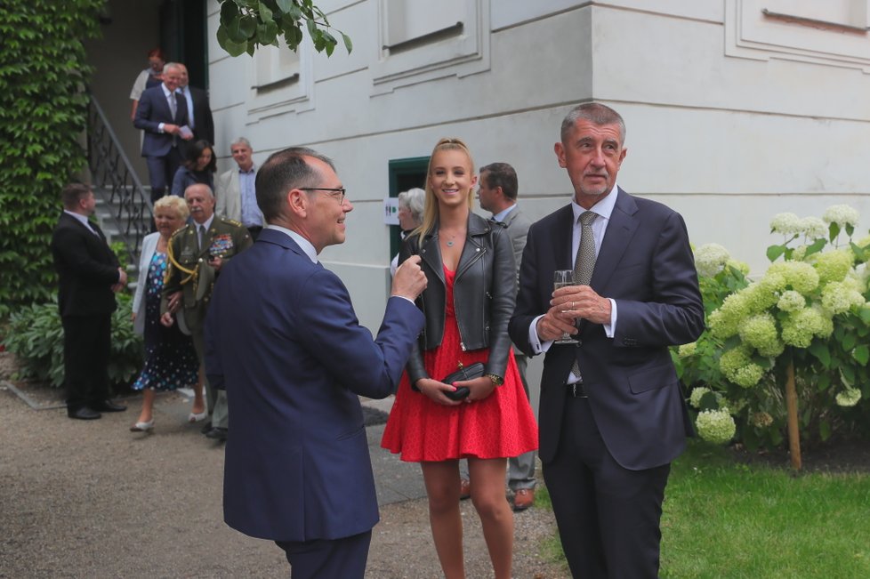 Andreje Babiše doprovodila na recepci na francouzské velvyslanectví dcera Vivien