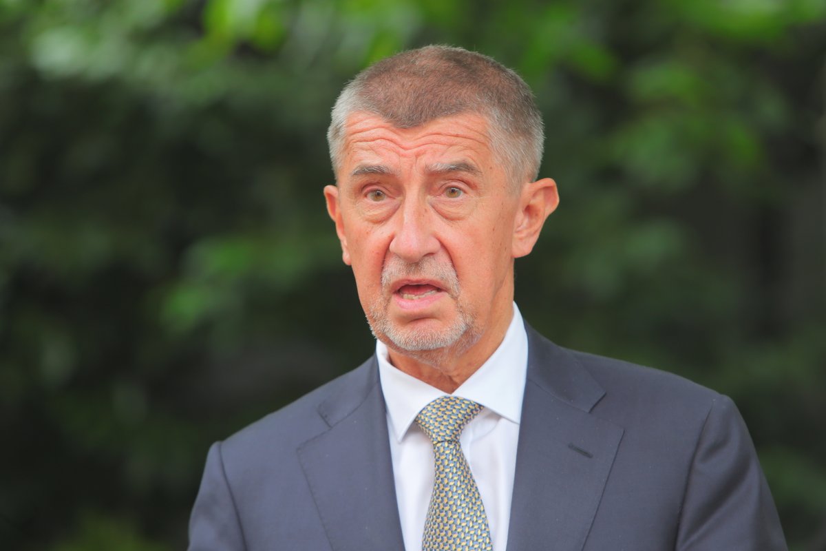 Andrej Babiš během recepce na velvyslanectví Francie