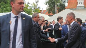 Miloš Zeman a Andrej Babiš se zdraví na francouzském velvyslanectví
