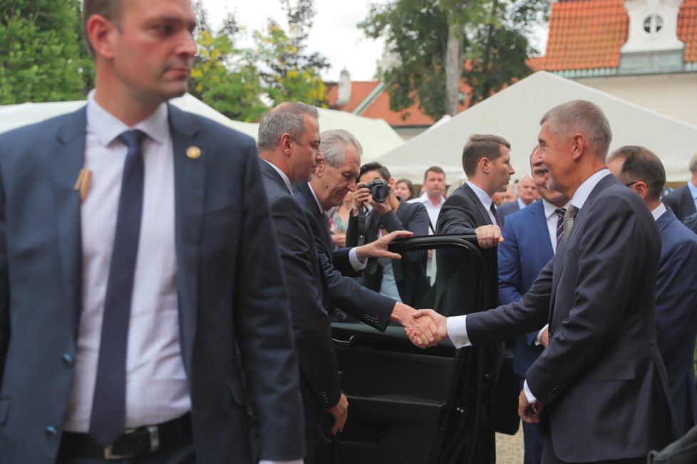 Miloš Zeman a Andrej Babiš se zdraví na francouzském velvyslanectví.