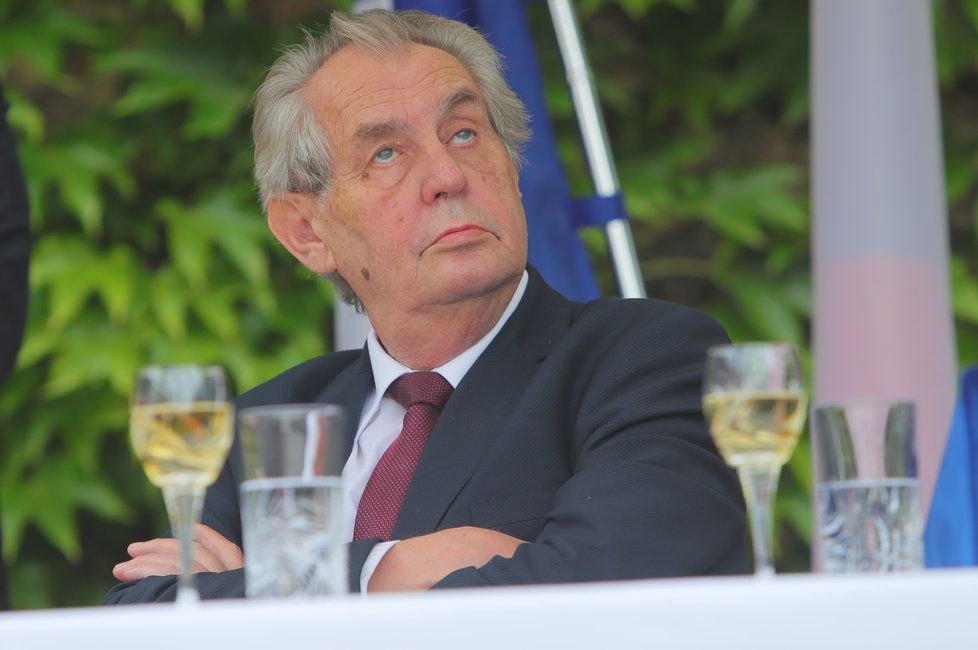 Slavnostní recepce na francouzské ambasádě se zúčastnil i prezident Miloš Zeman (11.7.2019)