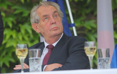 Slavnostní recepce na francouzské ambasádě se zúčastnil i prezident Miloš Zeman (11.7.2019)