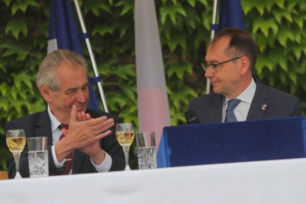 Slavnostní recepce na francouzské ambasádě se zúčastnil i prezident Miloš Zeman (11. 7. 2019)