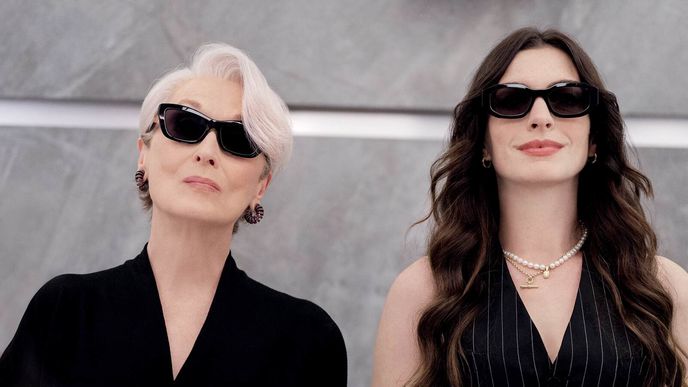 Skvělé herečky – Meryl Streepová coby šéfredaktorka Miranda a Anne Hathawayová jako novinářka Andy – dělají všechno pro to, aby plochým postavám dodaly třetí rozměr Skvělé herečky – Meryl Streepová coby šéfredaktorka Miranda a Anne Hathawayová jako novinářka Andy – dělají všechno pro to, aby plochým postavám dodaly třetí rozměr