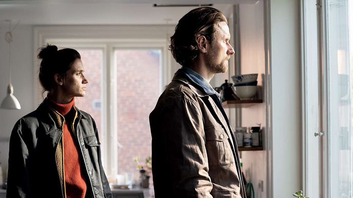 Vyšetřovatelé Naia (Danica Curcicová) a Mark (Mikkel Boe Folsgaard) Vyšetřovatelé Naia (Danica Curcicová) a Mark (Mikkel Boe Folsgaard)