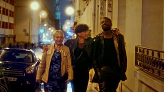 Žít ten život víc. Pavla Tomicová a Jan Cina excelují ve filmu, který oslavuje sílu odstrčit se z mělčiny Žít ten život víc. Pavla Tomicová a Jan Cina excelují ve filmu, který oslavuje sílu odstrčit se z mělčiny