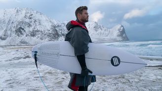 Hvězdný Hemsworth se otužuje v ledovém oceánu nebo loví po 4 dnech půstu – to všechno pro lepší život