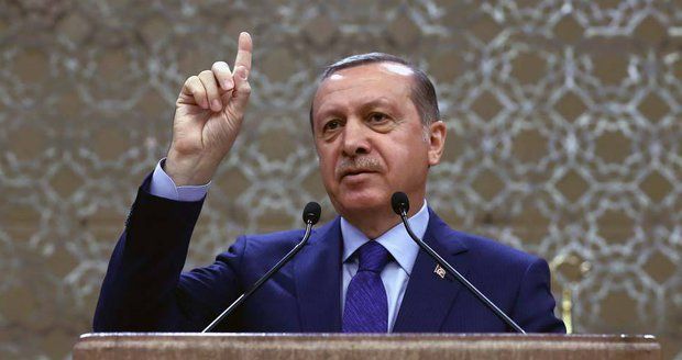 Merkelová odsoudila satiru na účet Erdogana. Němci teď hrozí až 3 roky  