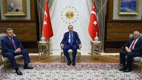 Čistky v armádě, policii, justici i školství: Bojí se Erdogan dalšího puče?
