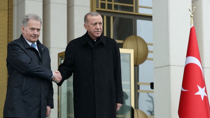 Finský prezident Sauli Niinistö (vlevo) se svým tureckým protějškem Recepem Tayyip Erdoğanem v Ankaře