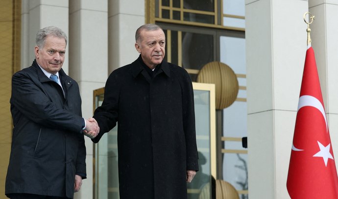 Finský prezident Sauli Niinistö (vlevo) se svým tureckým protějškem Recepem Tayyip Erdoğanem v Ankaře